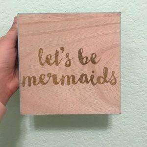 A little picture that says “let’s me mermaids”